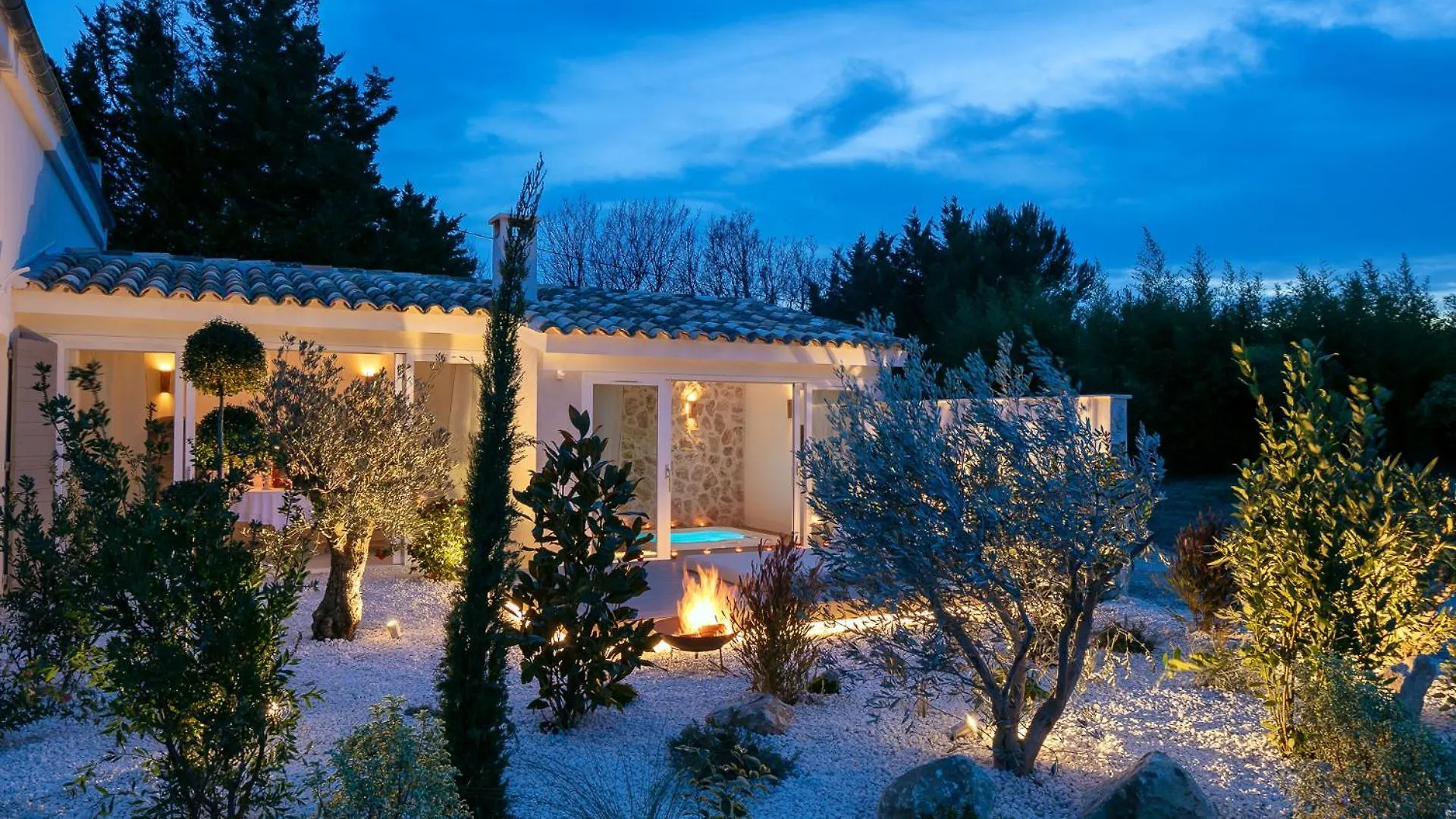 Hotel La Bastide De Damien, 5 Clefs Demeure D'Exception Et Table Remarquable Dans Le Guide Teritoria, Jacuzzi Privatif, Cuisine Etoilee Dominique Frerard Aix-en-Provence